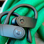Cómo controlar la reproducción en PowerBeats Pro- 15